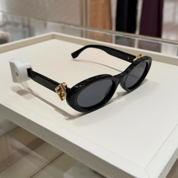 Fendi Black Sunglasses with Gold Details - Picture 2 of 7